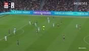 佩德里斜传门前，费兰垫射破门被吹越位在先！